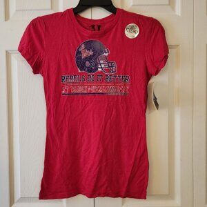 Ole Miss Rebels College Football Team Red Tee Size L 100% Cotton Vaught-Hemingwa